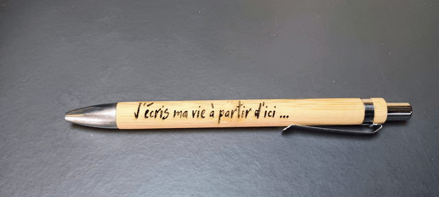 Stylo en bambou gravé avec message personnalisable