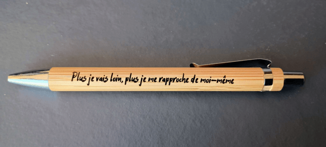 Stylo en bambou gravé avec message personnalisable