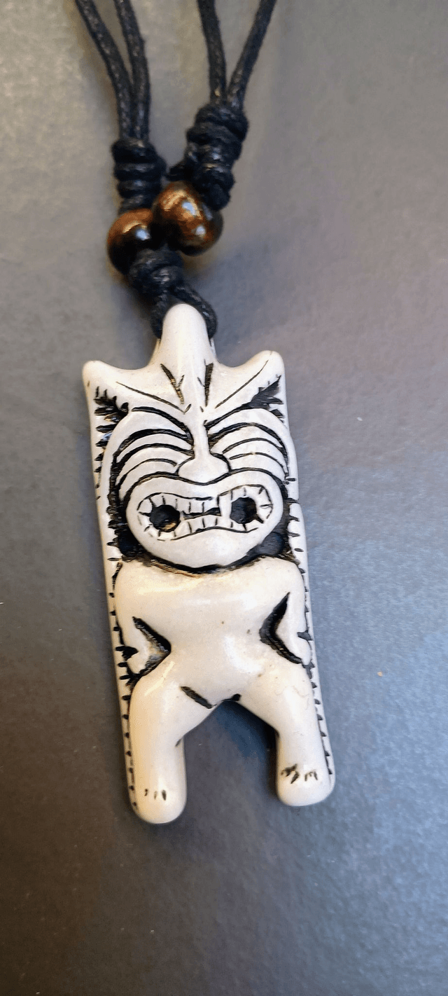Collier ajustable à pendentif Tiki Polynésien (blanc)