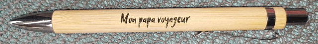 Stylo en bambou gravé avec message personnalisable