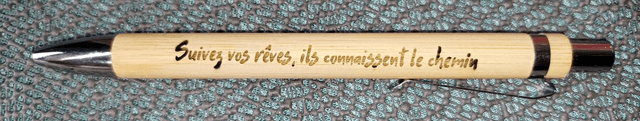 Stylo en bambou gravé avec message personnalisable