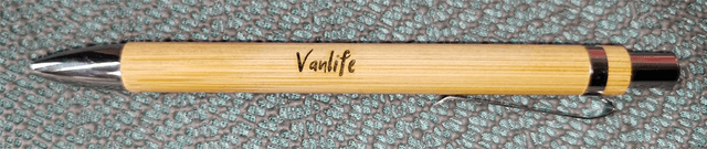 Stylo en bambou gravé avec message personnalisable
