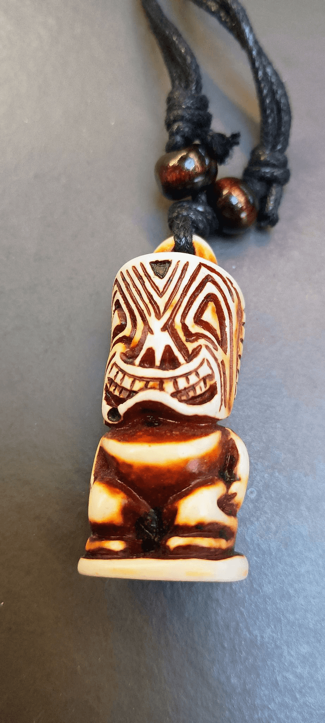 Collier ajustable à pendentif Tiki Polynésien (café)