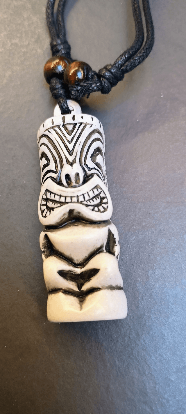 Collier ajustable à pendentif Tiki Polynésien (blanc)
