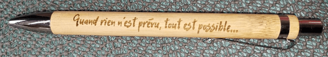 Stylo en bambou gravé avec message personnalisable