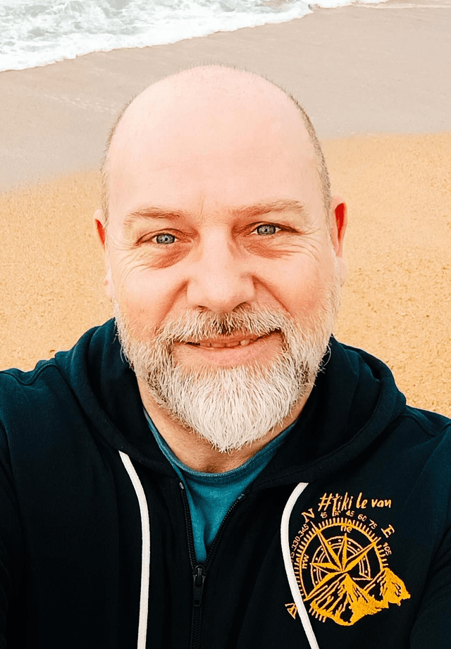Sweat à capuche brodé "Tiki le van"