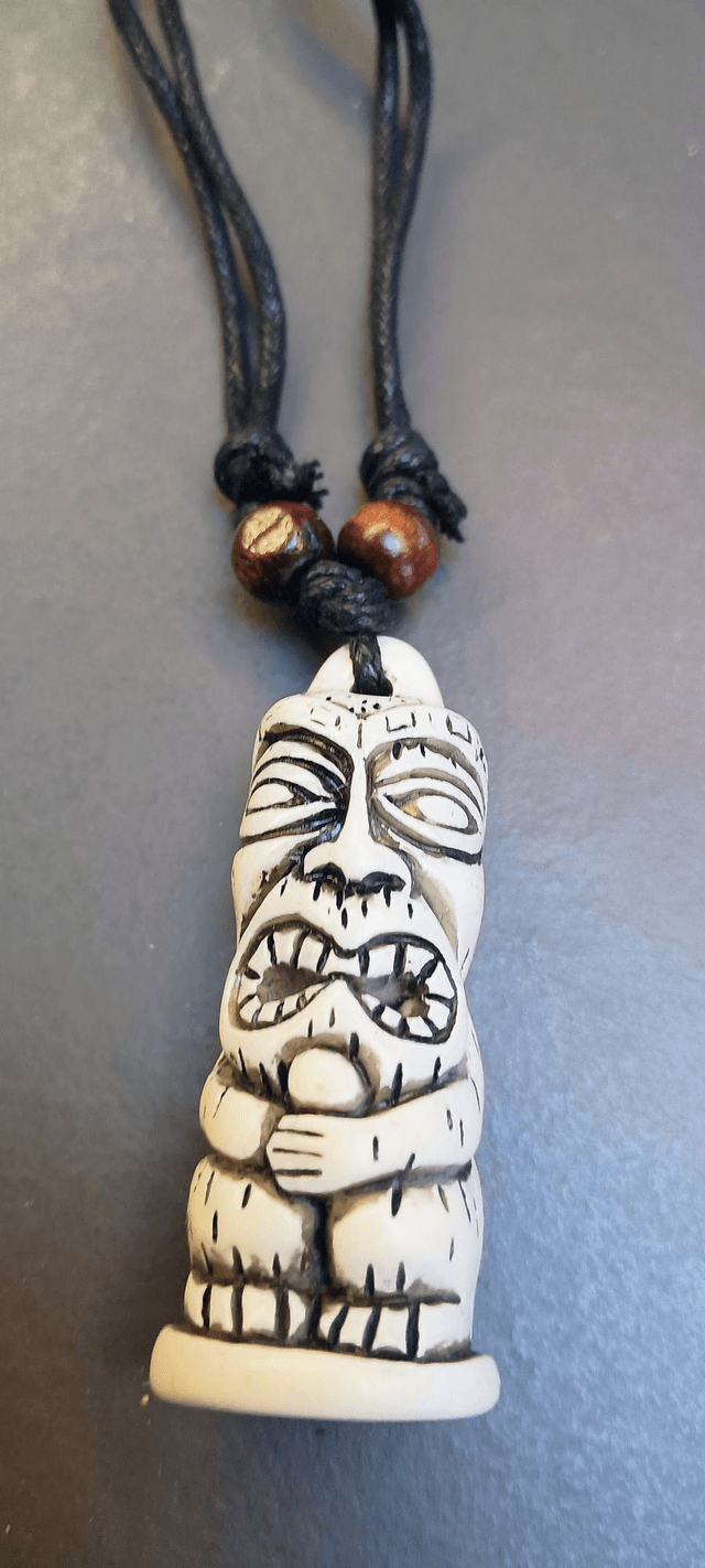 Collier ajustable à pendentif Tiki Polynésien (blanc)
