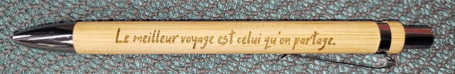 Stylo en bambou gravé avec message personnalisable