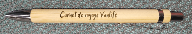Stylo en bambou gravé avec message personnalisable